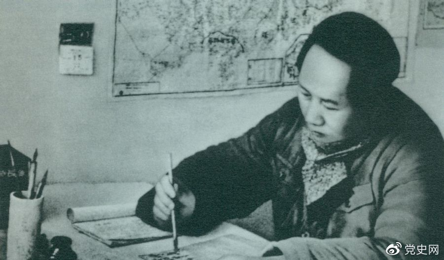 1946年11月18日,毛泽东在起草的给各中央局的指示中,第一次将“自卫战争”称为“人民解放战争”。图为毛泽东在延安枣园窑洞。