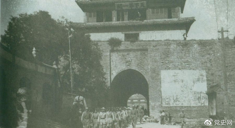 1945年8月下旬,八路军解放山海关。
