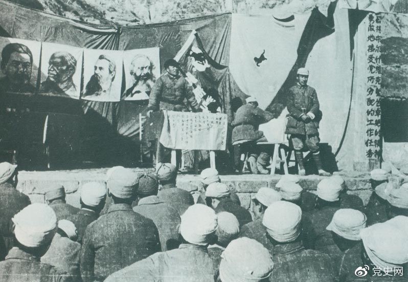 1942年11月,朱德在延安军事公司第一期学员毕业典礼上讲话,勉励大家发扬党的实事求是、密切联系群众的优良传统。