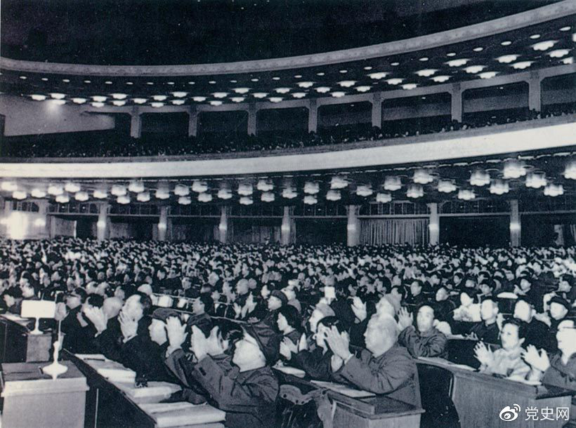 1982年12月4日,五届全国人大五次会议通过并公布施行经全面修改后的《中华人民共和国宪法》(即现行宪法)。图为大会会场。