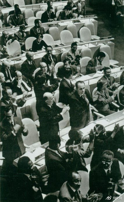 1971年10月25日,第二十六届联合国大会通过决议,恢复中华人民共和国在联合国的一切合法权利。图为决议通过时,会场一片欢腾。