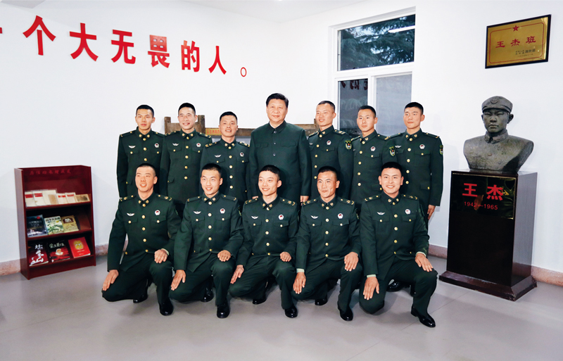 2017年12月13日,中共中央总书记、国家主席、中央军委主席习近平到第71集团军视察。这是习近平同“王杰班”战士合影。 新华社记者 李刚/摄