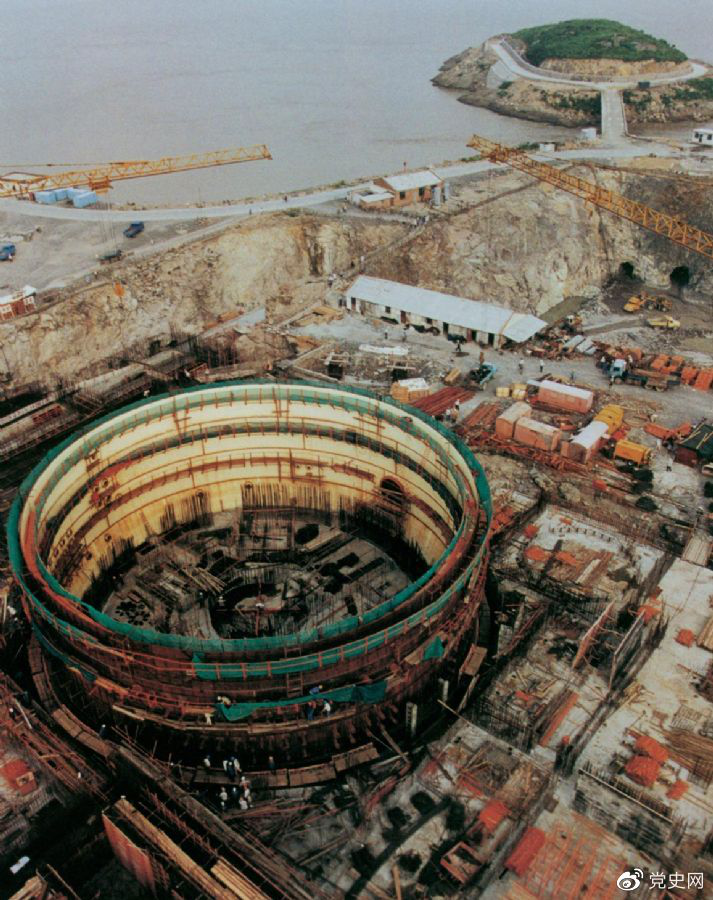 1991年12月15日,中国第一座自行设计、自行建造的核电站——秦山核电站并网发电。图为建设中的秦山核电站。