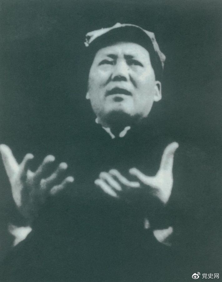 1943年11月,毛泽东在中共中央招待陕甘宁边区劳动英雄代表大会上作《组织起来》的讲话。