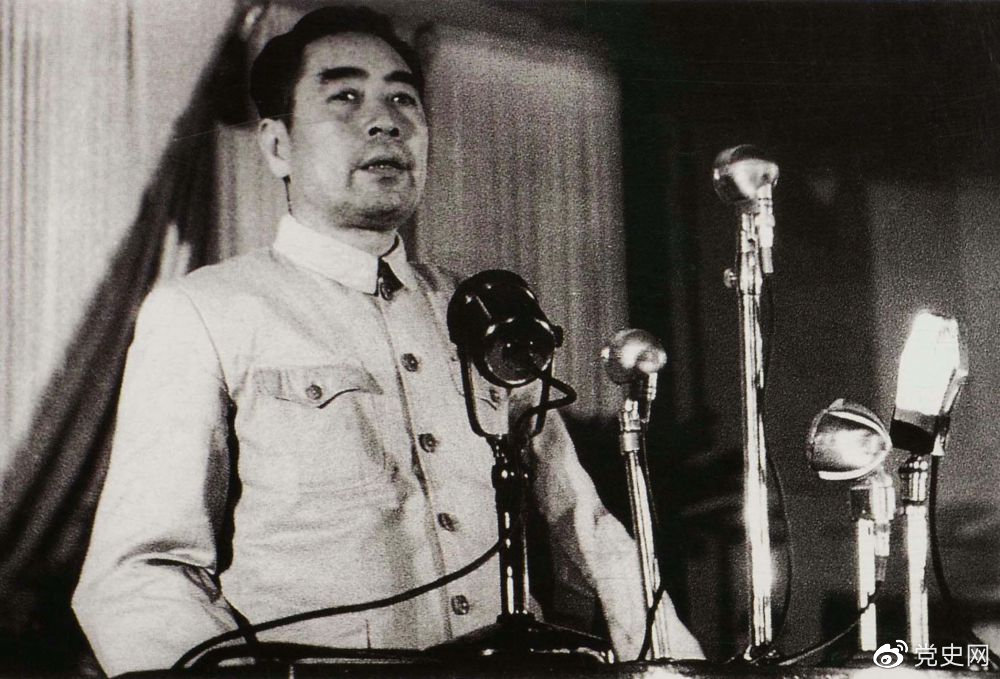 1949年9月22日,周恩来在中国人民政治协商会议第一届全体会议上作关于共同纲领草案的起草经过和特点的报告。