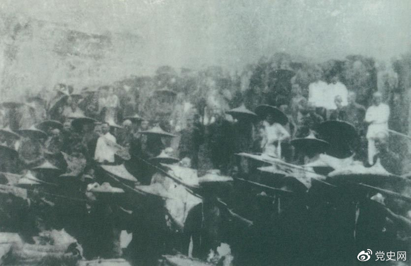 1926年7月9日,国民革命军开始北伐。两天后,北伐军的先头部队叶挺独立团攻占了长沙。然后向武汉进攻。一路上,迅猛发展的农民运动有力地配合了北伐战争。在湖南、江西、湖北,农民运动越来越引人注目。这是支援北伐战争的农民自卫军。